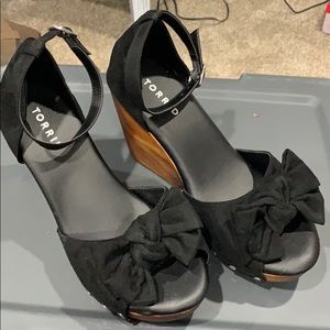 Black bow faux suede wooden wedge SZ8